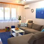 Bulimbasic Apartment Split